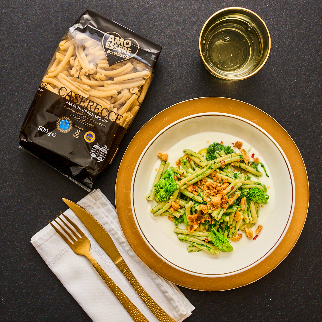 Caserecce con cime di rapa, crema di mozzarella e crumble di tarallini